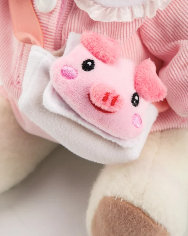 le sac en forme de cochon que porte le petit ours