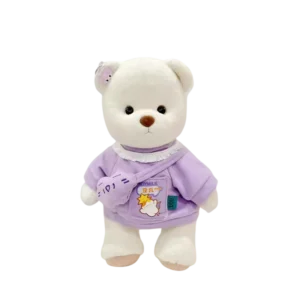 Adorable petit nounours blanc en pull mauve et qui à du style