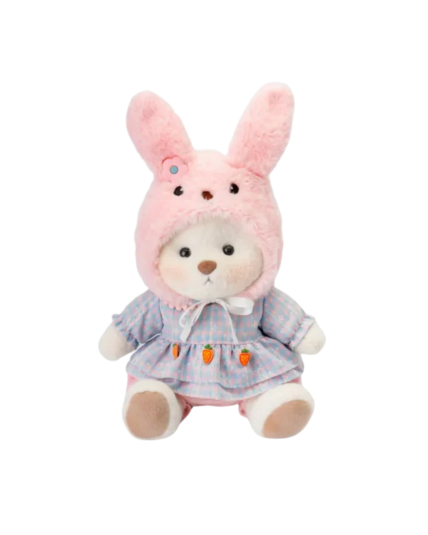 Adorable petit nounours blanc en robe et chapeau de lapin assis de face