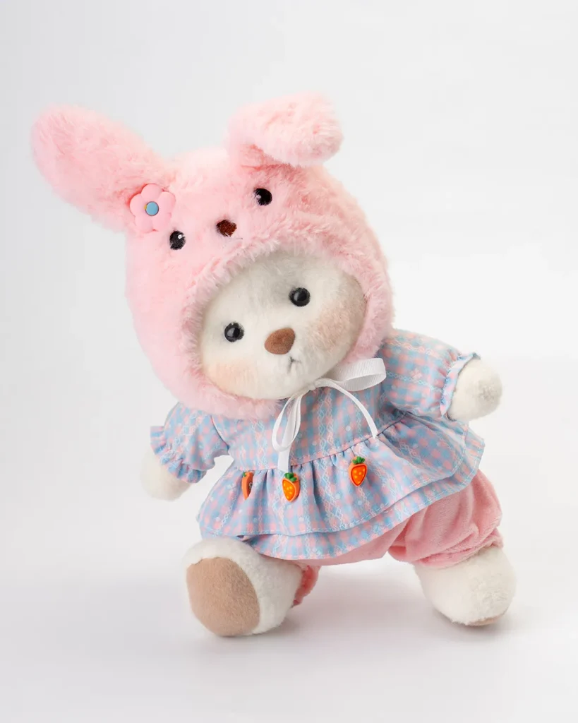 Nounours blanc en tenue de lapin, avec une robe et un chapeau assorti