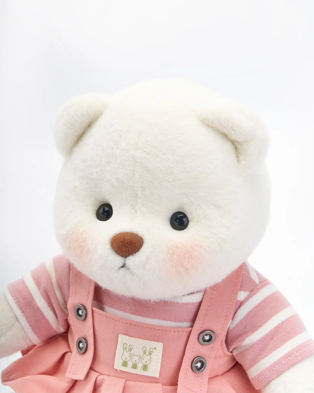 Petit nounours blanc en robe salopette rose 3 ourson trop mignon en robe salopette rose vue de près