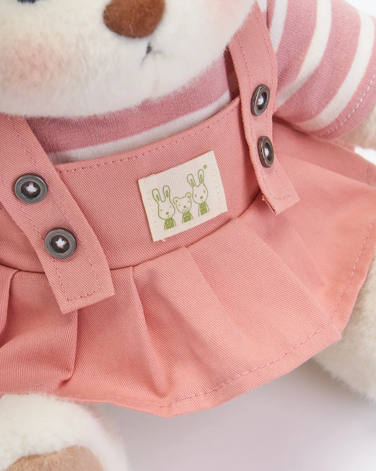 Petit nounours blanc en robe salopette rose 4 vue de près de l'adorable petite robe salopette rose