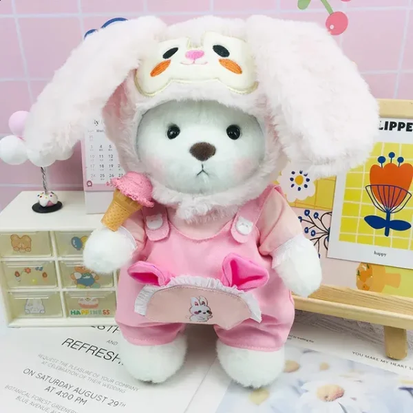 cet adorable petit ourson est habillé en salopette rose et porte un chapeau en forme de lapin et ce trouve dans son décor debout