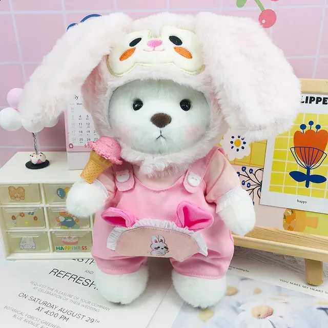 cet adorable petit ourson est habillé en salopette rose et porte un chapeau en forme de lapin et ce trouve dans son décor debout