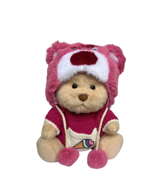 Ce mignon petit nounours brun avec son déguisement lotso est assis de face