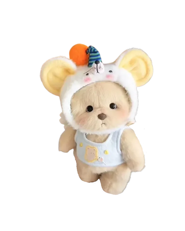 Ce petit nounours brun en débardeur et chapeau de souris est debout de face