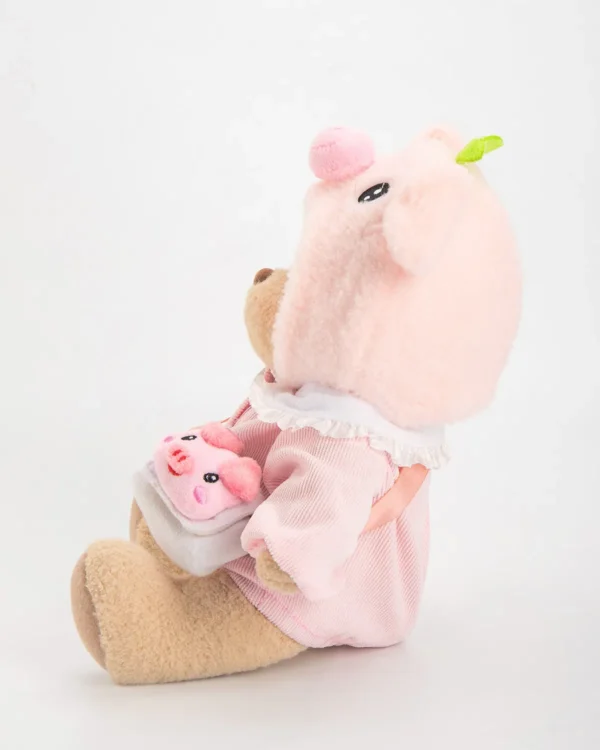 petit ourson déguisé en cochon assis et vue de coté