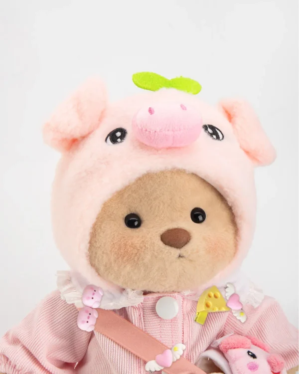 vue de près de petit nounours déguisé en cochon