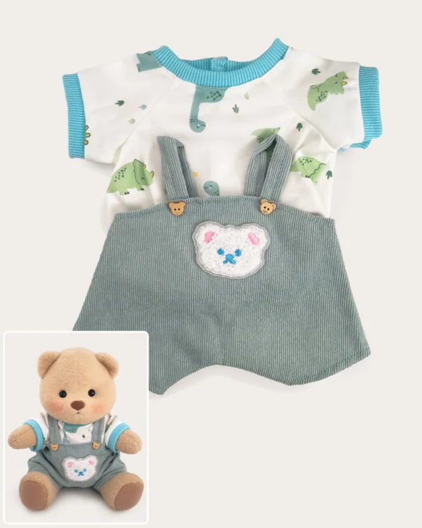 uniquement les vêtement de l'ours en peluche brun qui est une salopette verte avec un t-shirt dinosaure