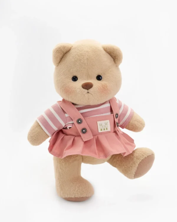 Ourson en robe salopette rose debout