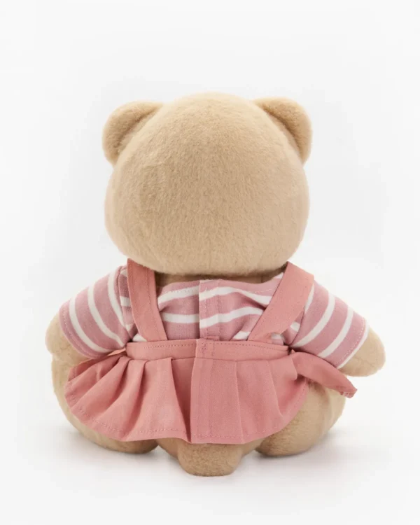 ours en peluche brun en robe salopette rose vue de dos