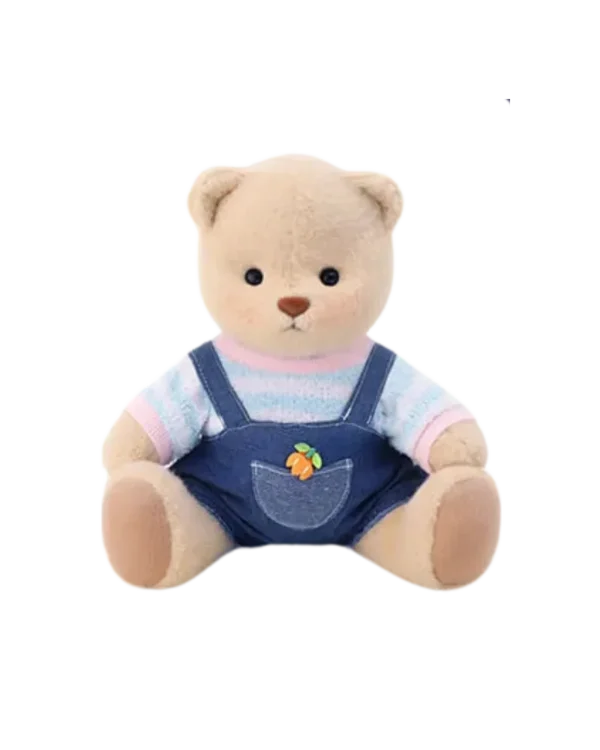 Cet adorable petit Nounours brun en salopette en jeans est assis de face et prêt à te faire de gros câlin.