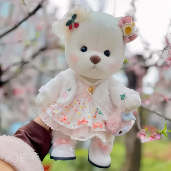 petit ourson en robe élégante et dans super beau décor fleuri