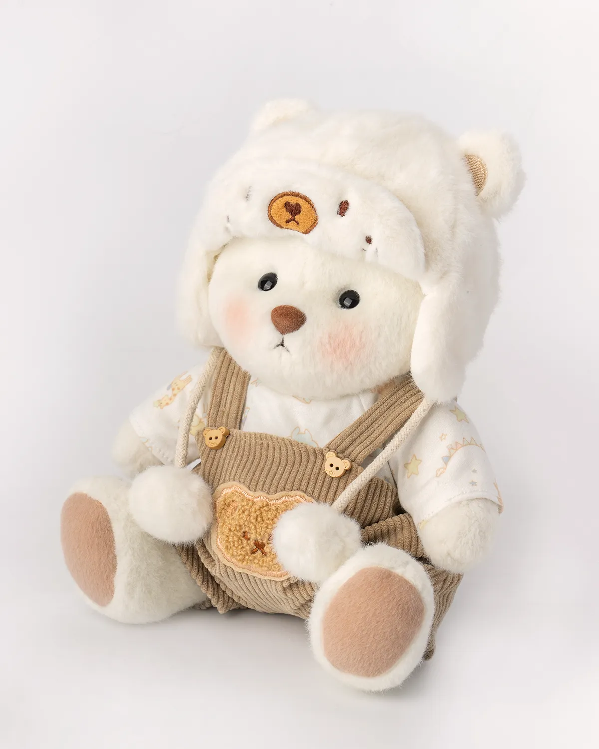 Petit nounours blanc en salopette marron et chapeau blanc 2 adorable petit ourson en salopette marron et son jolie chapeau blanc , il est assis .