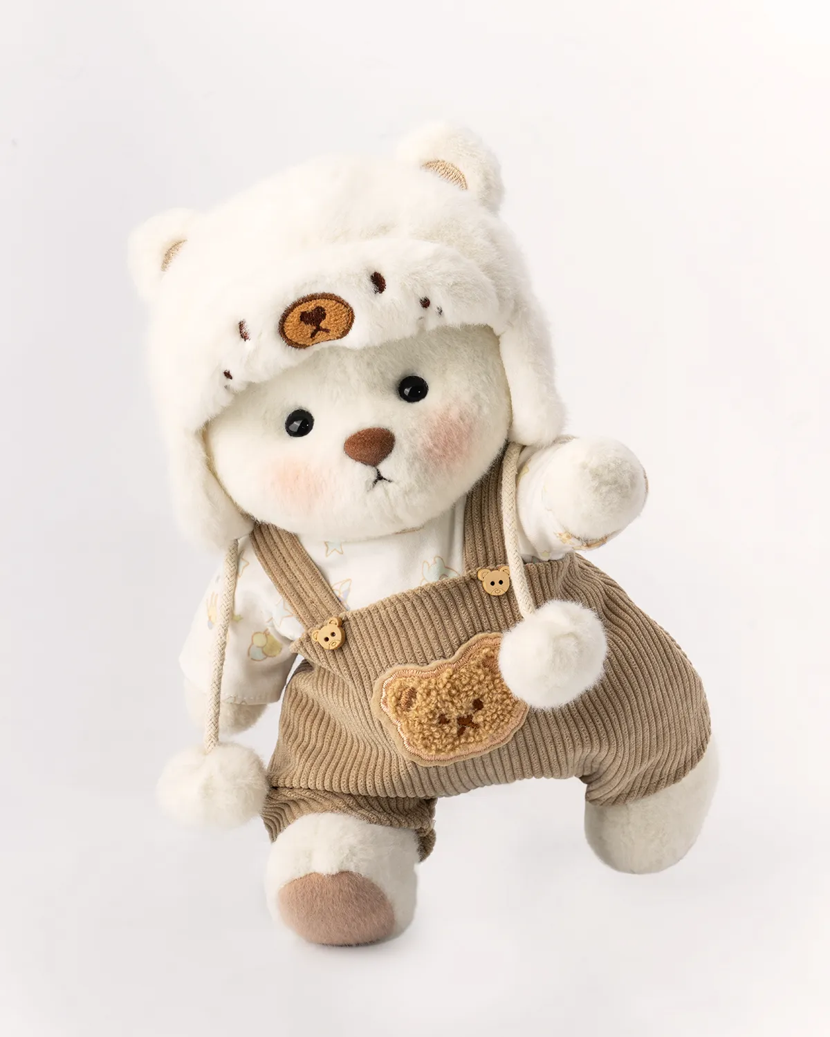 Petit nounours blanc en salopette marron et chapeau blanc 4 cet adorable petit nounours prend la pose vêtue de sa belle salopette marron et de son chapeau blanc.