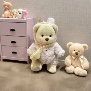 Peluche à habiller Petit Nounours brun en lapin en laine, un ours en peluche dans une chambre d'enfant