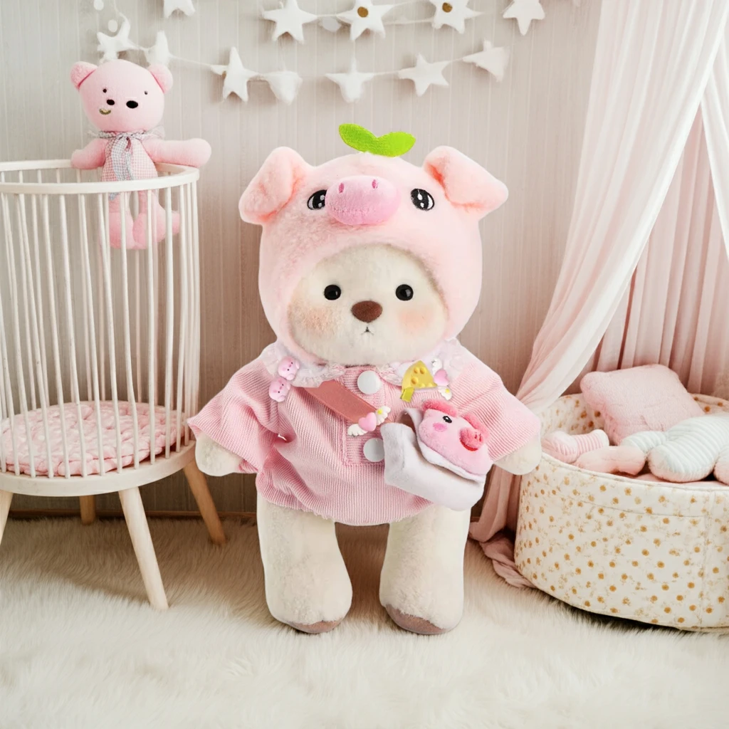 Petit nounours blanc déguisé en cochon 2 Petit Nounours déguisé en cochon dans une chambre d'enfant