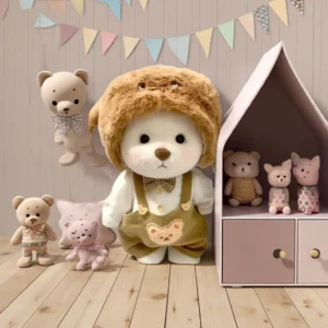 Peluche à habiller Petit Nounours blanc en chemise et salopette, un ours en peluche dans une chambre d'enfant