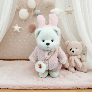 Peluche à habiller Petit Nounours blanc en lapin en laine, un ours en peluche dans une chambre d'enfant