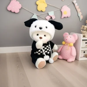 Ours en peluche Petit Nounours blanc en pull à carreaux, une peluche à habiller dans une chambre d'enfant