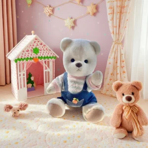 Peluche à habiller Petit Nounours blanc en salopette en jeans, un ours en peluche dans une chambre d'enfant