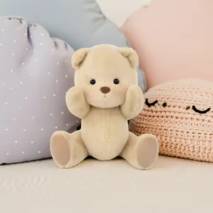 Ours en peluche Petit Nounours brun, une peluche à habiller dans une chambre d'enfant