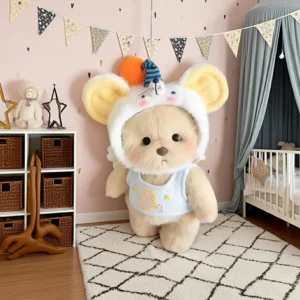 Peluche à habiller Petit Nounours brun en débardeur et chapeau de souris, un ours en peluche dans une chambre d'enfant