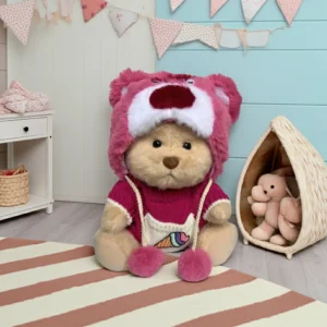 Ours en peluche Petit Nounours brun en déguisement Lotso, une peluche à habiller dans une chambre d'enfant