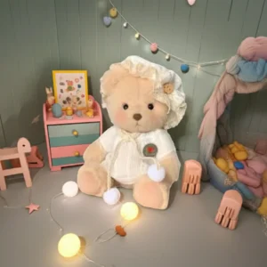 Peluche à habiller Petit Nounours brun en pyjama rétro, un ours en peluche dans une chambre d'enfant